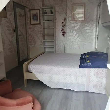 بيت ضيافة Maison D'hote Avec Jardin لو مان